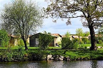 Lagrange Grand Bleu – Résidence Port Lalande Village de vacances Castelmoron-sur-Lot